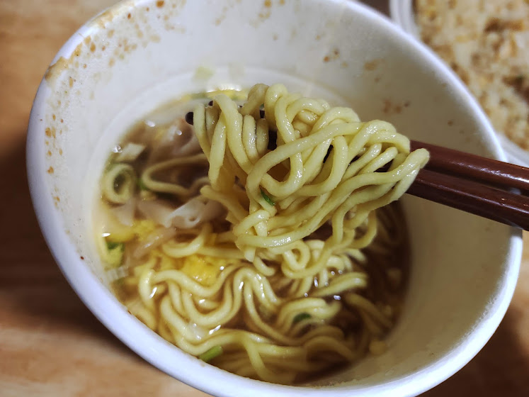 まる旨ワンタン中華そば（エースコック）は、丸刃の麺、ポーク・チキン・鰹荒節を合わせた醤油スープにワンタンを加えた仕上がり