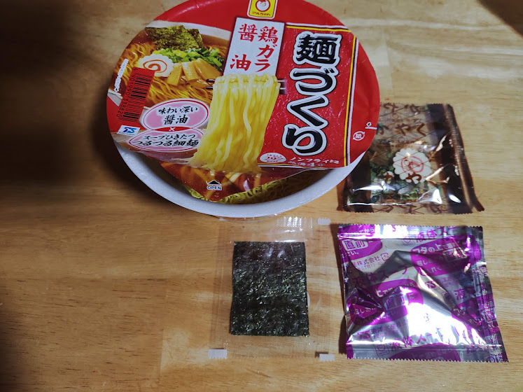 かやくと液体スープと海苔