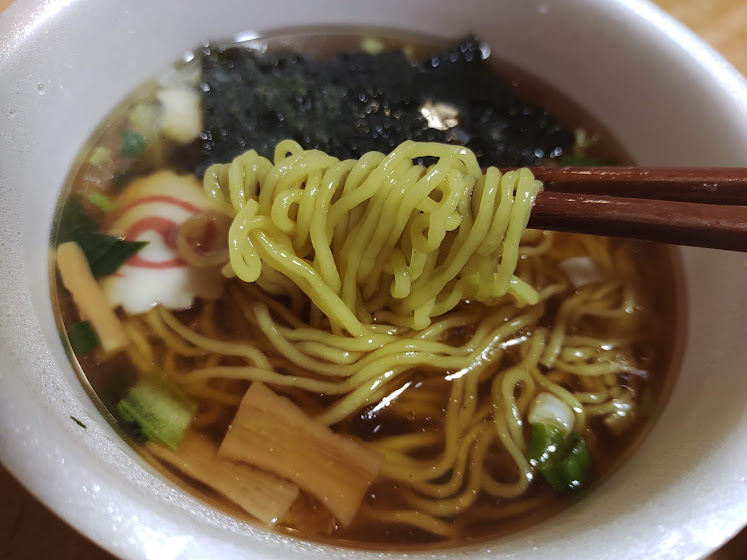 麺づくり鶏ガラ醤油（マルちゃん＝東洋水産）は、つるつるもちもちノンフライ細麺に鶏ガラのすっきり味わい深い醤油味スープ