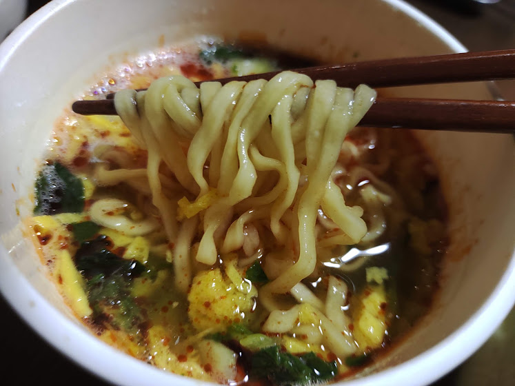 明星中華三昧タテ型赤坂榮林酸辣湯麺 (スーラータンメン)は、酸辣湯麺発祥の赤坂榮林のメニューを再現した味わいのカップ麺