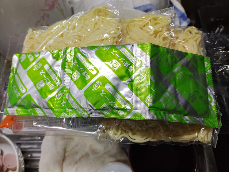 3人前の麺とともに、3人前の粉末スープ