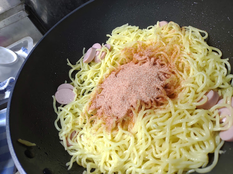 別添の粉末ソースをかけ