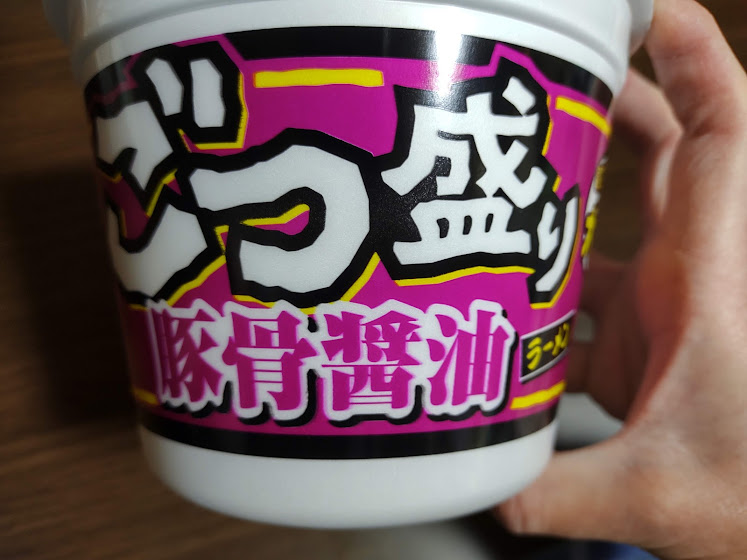 底の深いどんぶり型カップ