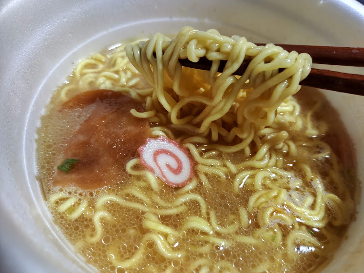 麺は丸刃の中太麺