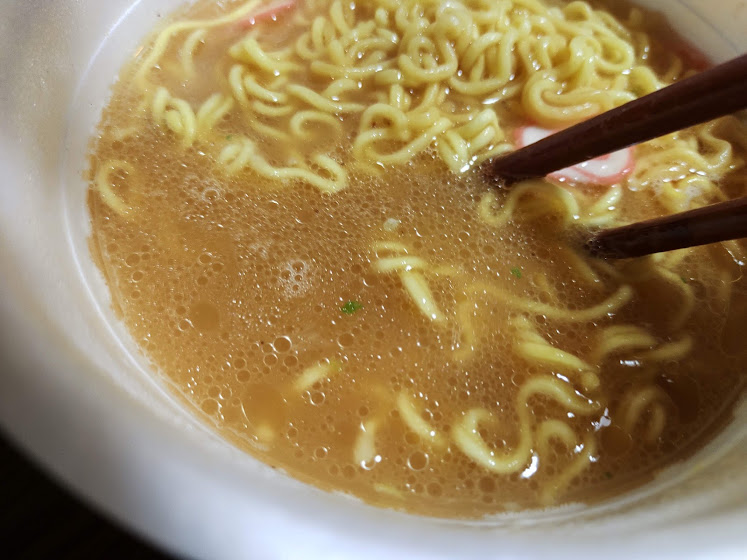 豚骨だけでも、醤油だけでも味わえない""