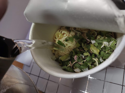 容器内の栓のところまで入れて""