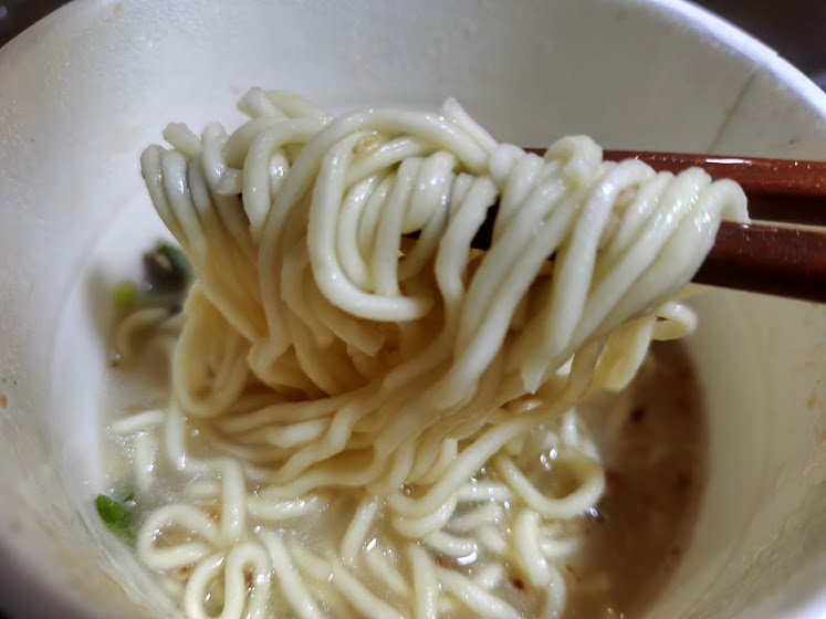 まる旨豚骨ラーメン（エースコック）は、滑らかで歯切れの良い丸刃のめん、国産背脂を使用したスープ、食感や風味の良い具材