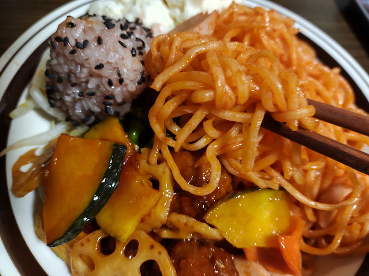 マルちゃん焼そばナポリタン3人前(東洋水産)は、焼そばのもっちり中太麺にトマト・玉ねぎ・チーズが一体になったソースの合体