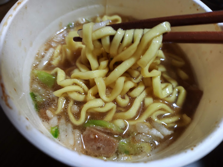 麺は平打ちの超太麺